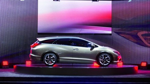 Honda Civic Tourer wordt onthuld op de IAA Frankfurt. Voordat het zover is komt Honda met feitjes op de proppen. Zo krijgt de statiowagon ADS demping op de achteras mee.