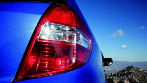 Tegelijkertijd met de introductie van de Honda Jazz Hybrid heeft Honda ook zijn benzinebroertjes opgefrist. Naast uiterlijke retouches wordt de Jazz nu ook geleverd met een (verbeterde) CVT-automaat e