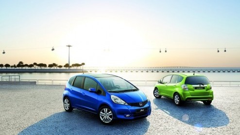 Tegelijkertijd met de introductie van de Honda Jazz Hybrid heeft Honda ook zijn benzinebroertjes opgefrist. Naast uiterlijke retouches wordt de Jazz nu ook geleverd met een (verbeterde) CVT-automaat e
