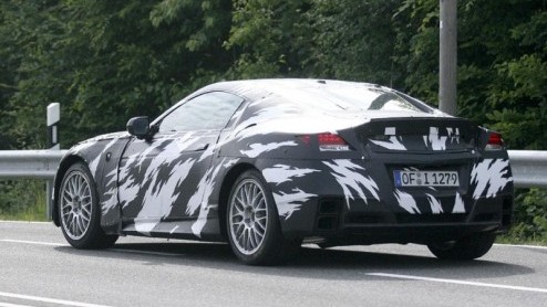 Tussen al het Duitse en Japanse sportwagengeweld kan Honda natuurlijk niet achterblijven. Het merk haalt dan ook de NSX weer van stal. Bij de nieuwe generatie verhuist de motor naar een nieuwe plek en