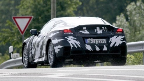 Tussen al het Duitse en Japanse sportwagengeweld kan Honda natuurlijk niet achterblijven. Het merk haalt dan ook de NSX weer van stal. Bij de nieuwe generatie verhuist de motor naar een nieuwe plek en
