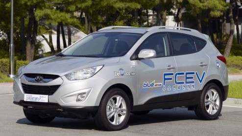 Op de Autosalon van Genve 2011 toont Hyundai nieuwe technologische innovaties die onder Hyundais label Blue Drive zijn ontwikkeld. Twee daarvan zijn de ix35 FCEV-brandstofcelauto en de hybride aan