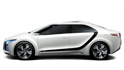 Hyundai kijkt op de Seoel Motor Show vooruit en presenteert daar de Hyundai Blue2. Het is een voorbode van een toekomstige sedan die rijdt op waterstof.