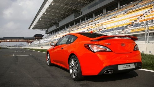 Hyundai neemt nog meer spierballen mee naar Detroit, want naast de Veloster Turbo debuteert ook de vernieuwde Genesis Coup, met nog sterkere motoren, opgewaardeerd interieur en achttrapsautomaat.