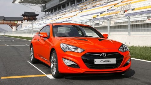 Hyundai neemt nog meer spierballen mee naar Detroit, want naast de Veloster Turbo debuteert ook de vernieuwde Genesis Coup, met nog sterkere motoren, opgewaardeerd interieur en achttrapsautomaat.