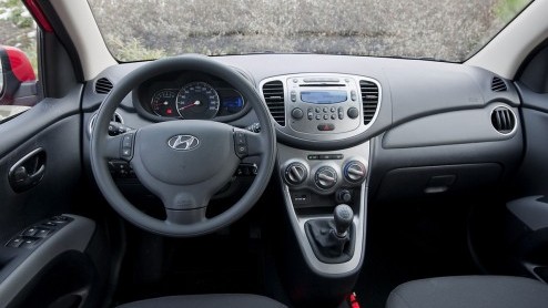 Met het vernieuwen van de Hyundai i10 beweren zijn makers het beste kleintje in de markt te hebben. De i10 is uiteraard niet alleen wegenbelasting- en BPM-vrij, maar feitelijk ook ruimer, vinniger e