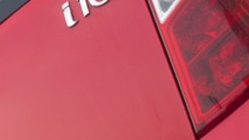 Met het vernieuwen van de Hyundai i10 beweren zijn makers het beste kleintje in de markt te hebben. De i10 is uiteraard niet alleen wegenbelasting- en BPM-vrij, maar feitelijk ook ruimer, vinniger e