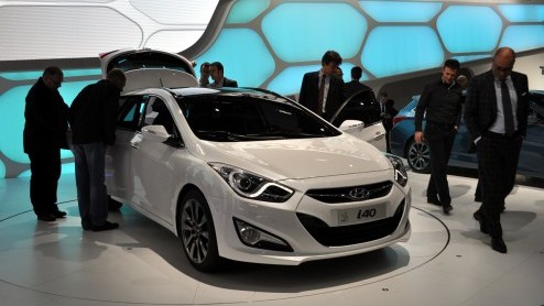 De Autosalon van Genve heeft vandaag zijn deuren voor het grote publiek geopend. AutoVandaag.nl is alvast even een kijkje gaan nemen en we hebben diverse primeurs, bijzondere studiemodellen en aankom