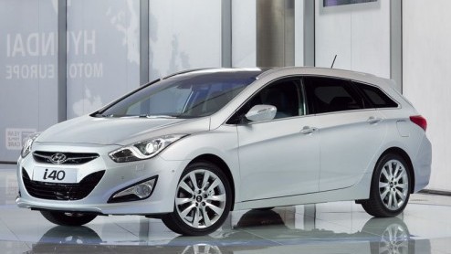 Hyundai zet deze zomer de hagelnieuwe i40 bij de dealer. De auto arriveert eerst als Crosswagon en later dit jaar in oktober zal de Sedan debuteren. De prijslijst van de i40 Crosswagon begint bij 24.9