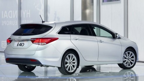 Hyundai zet deze zomer de hagelnieuwe i40 bij de dealer. De auto arriveert eerst als Crosswagon en later dit jaar in oktober zal de Sedan debuteren. De prijslijst van de i40 Crosswagon begint bij 24.9