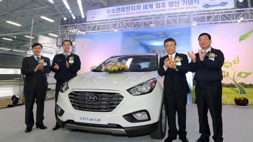 De eerste Hyundai waterstofauto ix35 FCEV is van de band gerold in Korea. Rond de zomer arriveert een kleine vloot auto's in Nederland voor de early adopters.