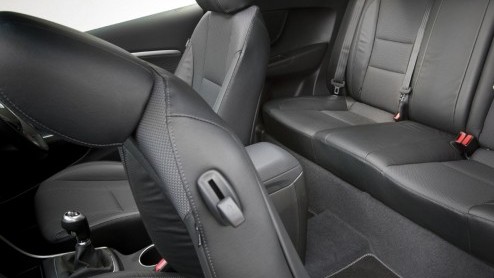 Autotest Hyundai i30 driedeurs. De Hyundai i30 heeft er een driedeursversie bijgekregen en die ziet er ietsje anders uit, maar rijdt niet anders.