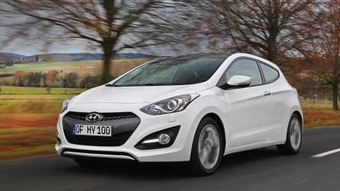 Autotest Hyundai i30 driedeurs. De Hyundai i30 heeft er een driedeursversie bijgekregen en die ziet er ietsje anders uit, maar rijdt niet anders.