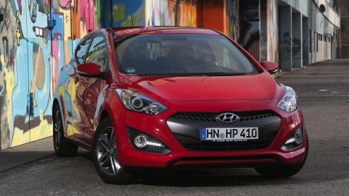 Autotest Hyundai i30 driedeurs. De Hyundai i30 heeft er een driedeursversie bijgekregen en die ziet er ietsje anders uit, maar rijdt niet anders.