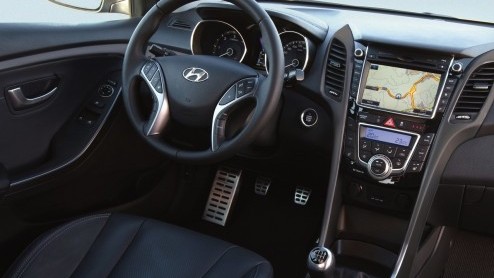 Autotest Hyundai i30 driedeurs. De Hyundai i30 heeft er een driedeursversie bijgekregen en die ziet er ietsje anders uit, maar rijdt niet anders.