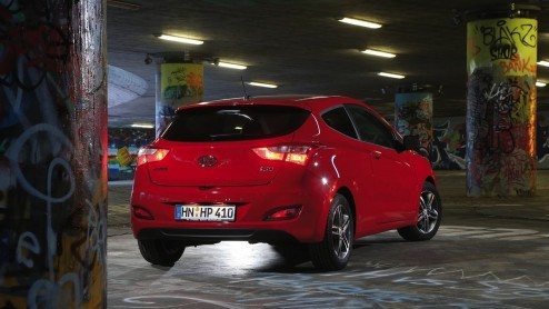 Autotest Hyundai i30 driedeurs. De Hyundai i30 heeft er een driedeursversie bijgekregen en die ziet er ietsje anders uit, maar rijdt niet anders.