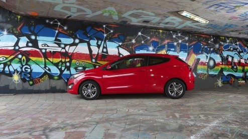 Autotest Hyundai i30 driedeurs. De Hyundai i30 heeft er een driedeursversie bijgekregen en die ziet er ietsje anders uit, maar rijdt niet anders.
