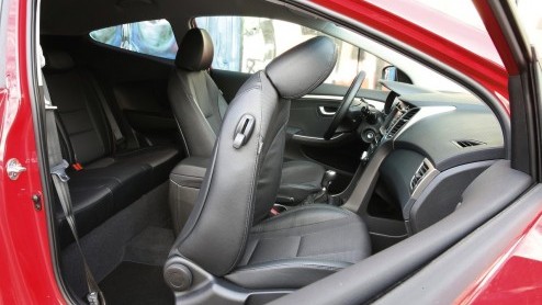 Autotest Hyundai i30 driedeurs. De Hyundai i30 heeft er een driedeursversie bijgekregen en die ziet er ietsje anders uit, maar rijdt niet anders.