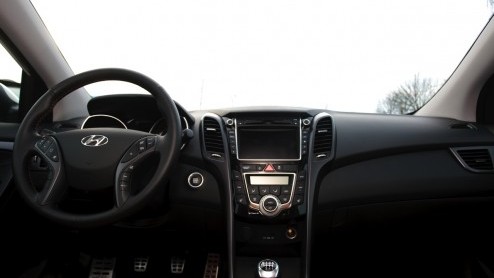 Autotest Hyundai i30 driedeurs. De Hyundai i30 heeft er een driedeursversie bijgekregen en die ziet er ietsje anders uit, maar rijdt niet anders.