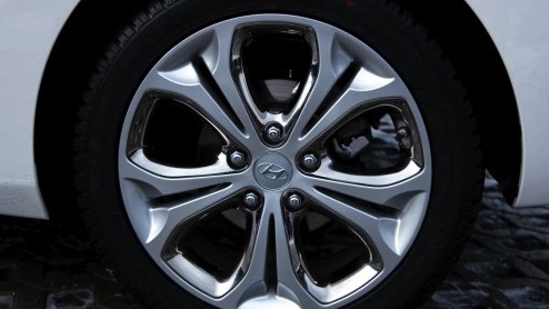 Autotest Hyundai i30 driedeurs. De Hyundai i30 heeft er een driedeursversie bijgekregen en die ziet er ietsje anders uit, maar rijdt niet anders.