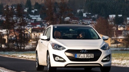 Autotest Hyundai i30 driedeurs. De Hyundai i30 heeft er een driedeursversie bijgekregen en die ziet er ietsje anders uit, maar rijdt niet anders.