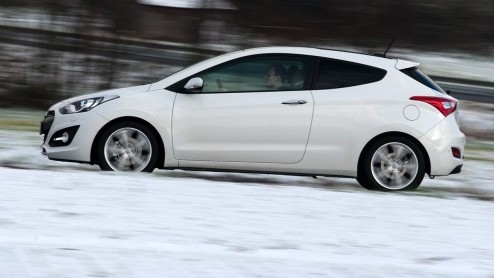 Autotest Hyundai i30 driedeurs. De Hyundai i30 heeft er een driedeursversie bijgekregen en die ziet er ietsje anders uit, maar rijdt niet anders.
