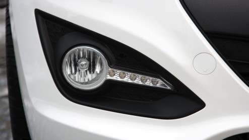 Autotest Hyundai i30 driedeurs. De Hyundai i30 heeft er een driedeursversie bijgekregen en die ziet er ietsje anders uit, maar rijdt niet anders.