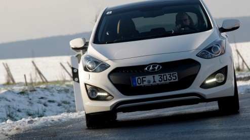 Autotest Hyundai i30 driedeurs. De Hyundai i30 heeft er een driedeursversie bijgekregen en die ziet er ietsje anders uit, maar rijdt niet anders.