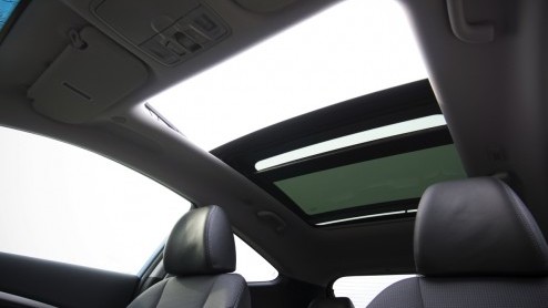 Autotest Hyundai i30 driedeurs. De Hyundai i30 heeft er een driedeursversie bijgekregen en die ziet er ietsje anders uit, maar rijdt niet anders.