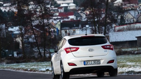Autotest Hyundai i30 driedeurs. De Hyundai i30 heeft er een driedeursversie bijgekregen en die ziet er ietsje anders uit, maar rijdt niet anders.