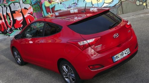 Autotest Hyundai i30 driedeurs. De Hyundai i30 heeft er een driedeursversie bijgekregen en die ziet er ietsje anders uit, maar rijdt niet anders.