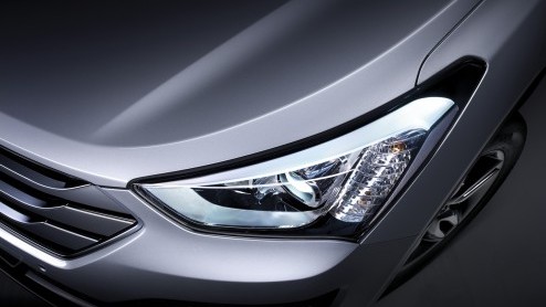 De derde generatie Hyundai Santa Fe is in aantocht! In april wordt ie officieel gelanceerd in New York maar vandaag kwam alvast wat nieuw fotomateriaal naar buiten en werden aanvullende details bekend