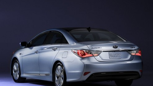 Op de Autosalon van Genve 2011 toont Hyundai nieuwe technologische innovaties die onder Hyundais label Blue Drive zijn ontwikkeld. Twee daarvan zijn de ix35 FCEV-brandstofcelauto en de hybride aan