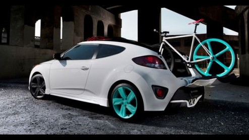 Een coup, cabriolet en pick-up in n, deze Hyundai Veloster C3 Roll Top is multifunctioneel. Het stalen dak van de Veloster heeft plaatsgemaakt voor een stoffen roldak zoals de Fiat 500C en Citroen 