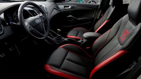 Een coup, cabriolet en pick-up in n, deze Hyundai Veloster C3 Roll Top is multifunctioneel. Het stalen dak van de Veloster heeft plaatsgemaakt voor een stoffen roldak zoals de Fiat 500C en Citroen 