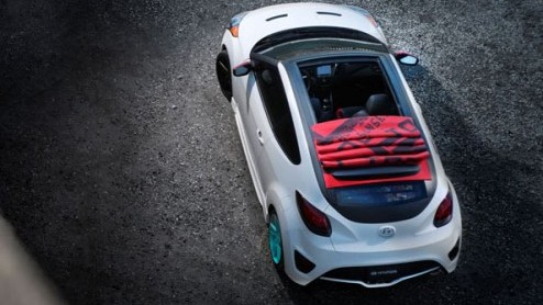 Een coup, cabriolet en pick-up in n, deze Hyundai Veloster C3 Roll Top is multifunctioneel. Het stalen dak van de Veloster heeft plaatsgemaakt voor een stoffen roldak zoals de Fiat 500C en Citroen 