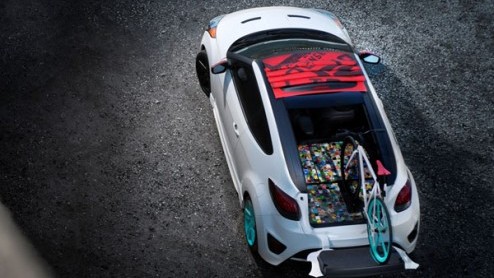 Een coup, cabriolet en pick-up in n, deze Hyundai Veloster C3 Roll Top is multifunctioneel. Het stalen dak van de Veloster heeft plaatsgemaakt voor een stoffen roldak zoals de Fiat 500C en Citroen 