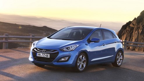 De langverwachte nieuwe Hyundai i30 is nu alvast gedeeltelijk een feit door de eerste beelden en details bekend te maken. De compacte middenklasser heeft een sterk design gekregen en komt begin 2012 o