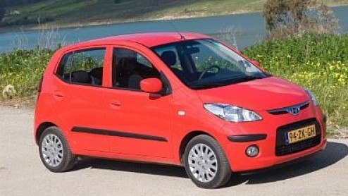 De verkoopteller van de nieuwe Hyundai i10 loopt hard. Deze week werd het 5000ste exemplaar overhandigd aan de gelukkige eigenaresse uit Den Haag. Nooit eerder werden er door Hyundai zoveel autos van