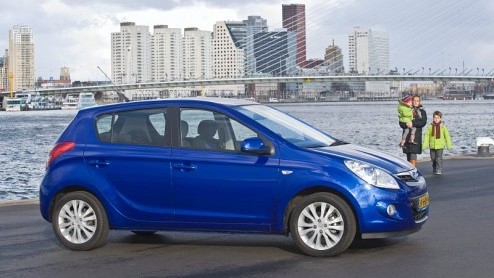 Tussen de Hyundai i10 en de i30 had het merk tot nu toe nog geen nieuwe kracht. Reden genoeg om de Hyundai i20 als Getz-opvolger te lanceren, die mag pronken met een vanafprijs van 11.495 euro en een 