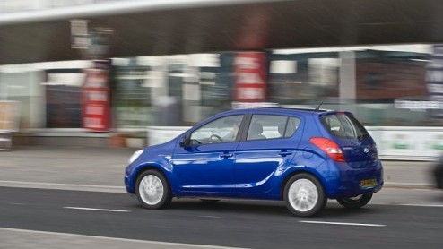 Tussen de Hyundai i10 en de i30 had het merk tot nu toe nog geen nieuwe kracht. Reden genoeg om de Hyundai i20 als Getz-opvolger te lanceren, die mag pronken met een vanafprijs van 11.495 euro en een 