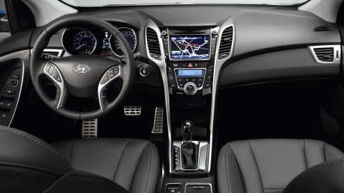 Na eerder aangekondigd te zijn is de nieuwe Hyundai i30 nu een feit. De populaire hatchback staat sportiever n luxer in het leven en is daarbij ook zuiniger geworden. En slimmer, getuige de introduct