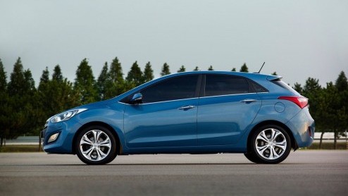 Na eerder aangekondigd te zijn is de nieuwe Hyundai i30 nu een feit. De populaire hatchback staat sportiever n luxer in het leven en is daarbij ook zuiniger geworden. En slimmer, getuige de introduct