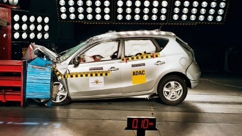Veiligheidinstituut Euro NCAP heeft de Ford Mondeo, Volkswagen Tiguan en Hyundai i30 een crashtest laten ondergaan. Goed nieuws voor de eerste twee, ze behalen een 5-sterren score. De Hyundai i30 kwam