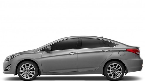 Na het plaagstootje met een eerste schets is de nieuwe Hyundai i40 sedan nu ook een feit. Officile foto's tonen de vierdeurs - die na de Wagon dit najaar op de markt komt - in vol ornaat.