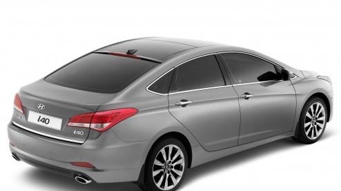 Na het plaagstootje met een eerste schets is de nieuwe Hyundai i40 sedan nu ook een feit. Officile foto's tonen de vierdeurs - die na de Wagon dit najaar op de markt komt - in vol ornaat.
