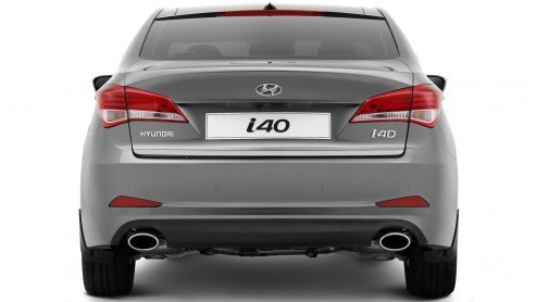 Na het plaagstootje met een eerste schets is de nieuwe Hyundai i40 sedan nu ook een feit. Officile foto's tonen de vierdeurs - die na de Wagon dit najaar op de markt komt - in vol ornaat.