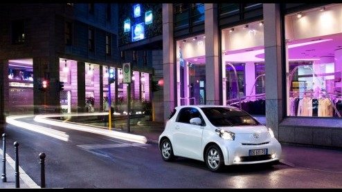 In aanloop naar de verkoopstart op 23 januari heeft Toyota de prijzen van de iQ bekendgemaakt. De 3+1 zitter is leverbaar vanaf 12.990 euro, als 1.0 Comfort. Slimme vondsten, veel veiligheid en energi