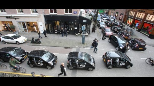 De kersverse en supercompacte Toyota iQ zocht gister de schijnwerpers op in de meest luxueuze straat van Nederland, de PC Hooftstraat in Amsterdam. Daar ontstond in het kader van een Driving Event een