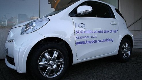 De brandstoftank van de Toyota iQ is maar 32 liter groot, toch heeft een groepje enthousiasten het voor elkaar gekregen om op die tank iets meer dan 800 kilometer te rijden. Dat komt neer op een verbr
